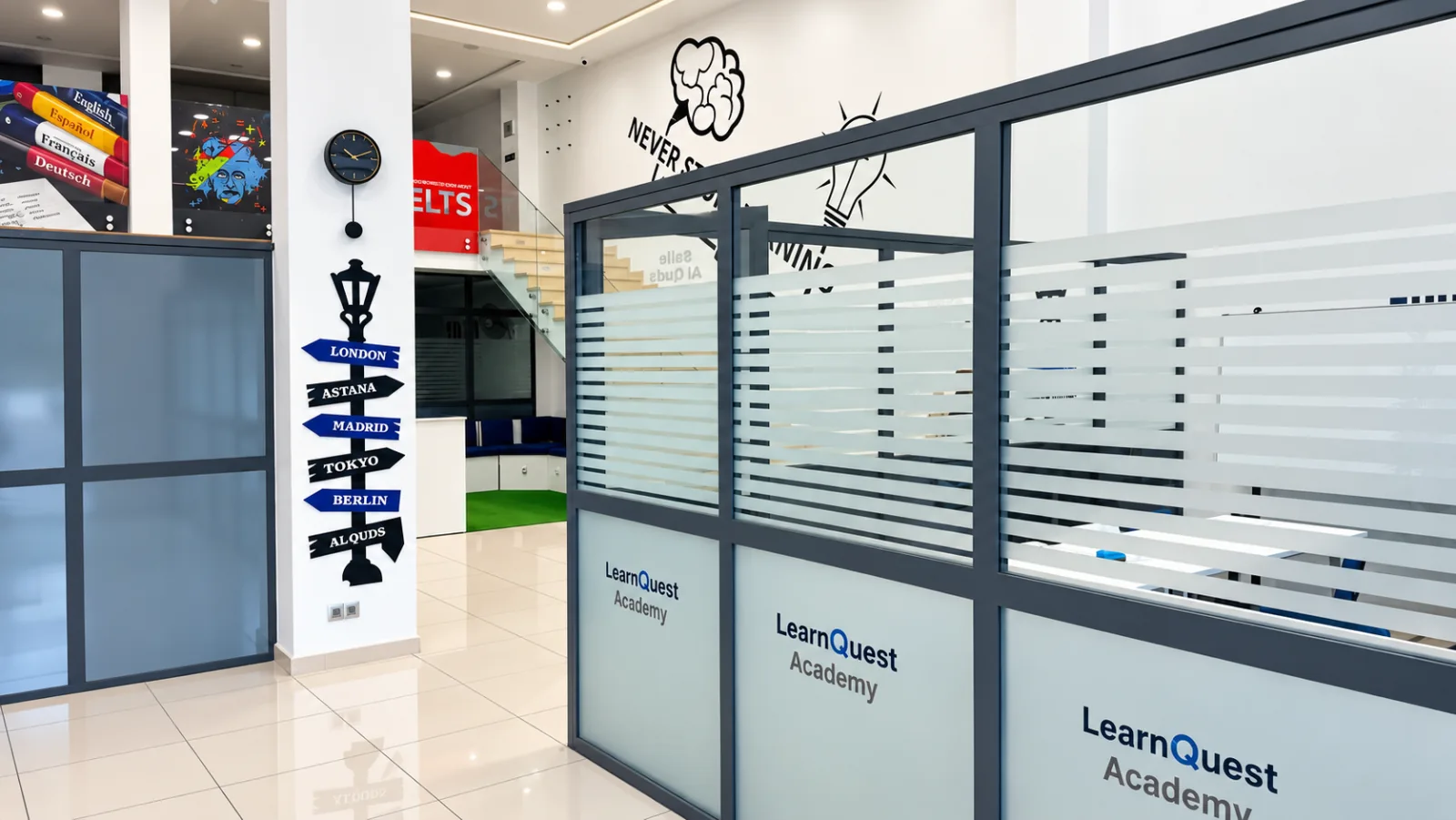 Intérieur de LearnQuest Academy avec des salles vitrées et des panneaux indiquant des villes.